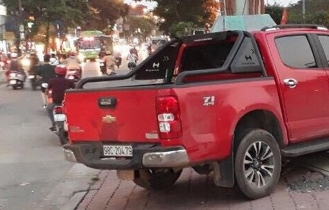 Ong bi thuong, chau 1 tuoi tu vong sau va cham voi oto ban tai hinh anh