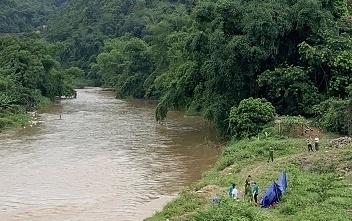 3 me con tu vong duoi song sau tin nhan xin loi hinh anh