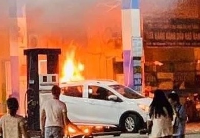 Cay xang boc chay khi bi oto dam do hinh anh