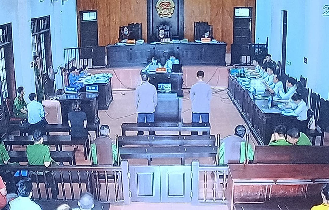 Xet xu vu xe container tong Innova anh 2