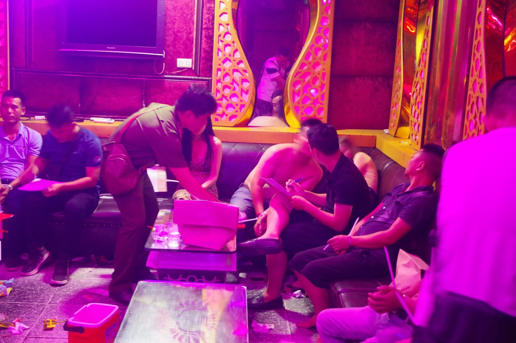 nam nữ dùng ma túy ở karaoke ảnh 1 nam nu dung ma tuy o karaoke anh 1