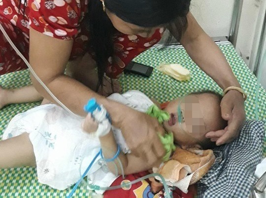 Be trai 19 thang suyt mat mang vi bi bo quen 2 gio tren oto hinh anh