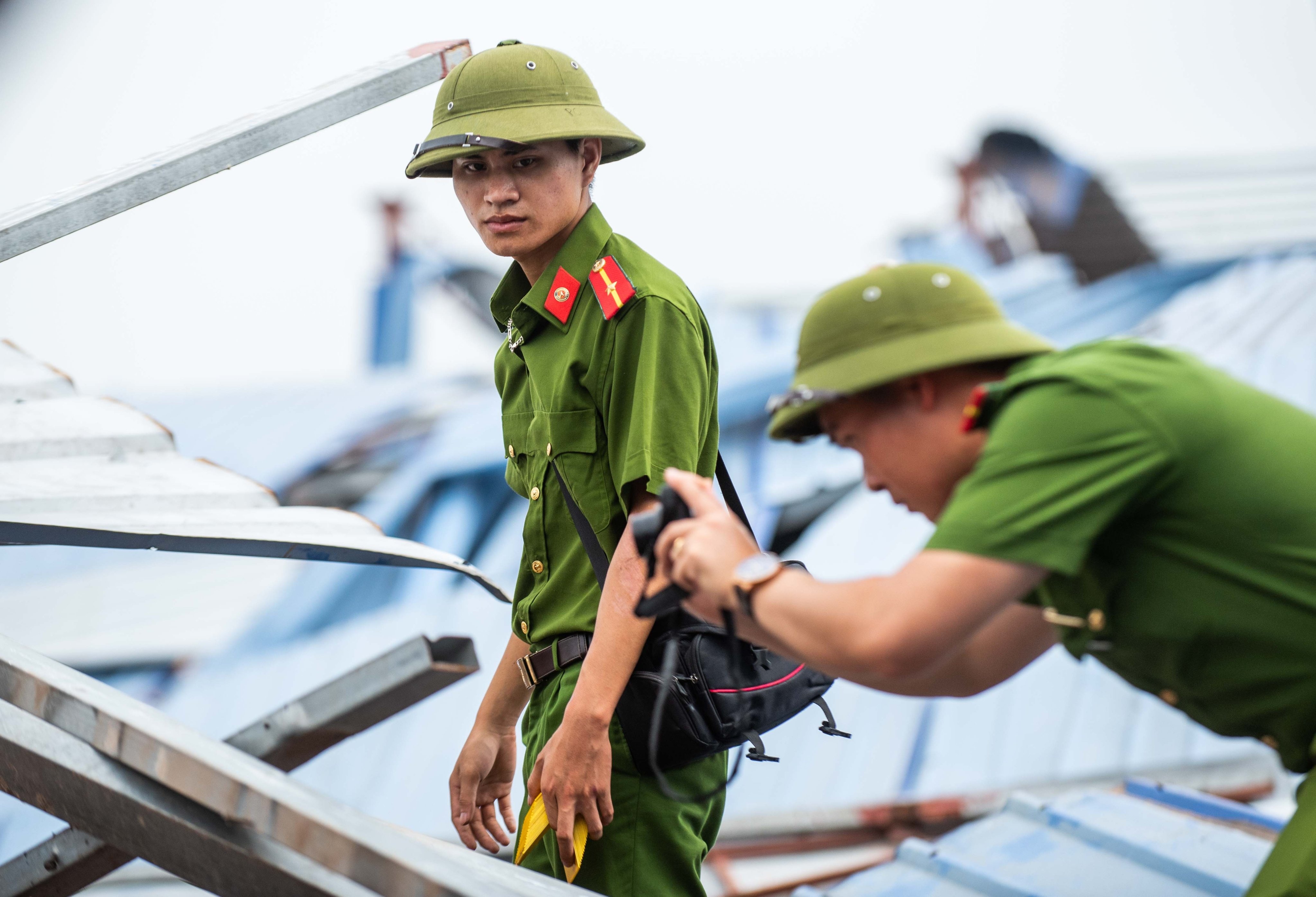 Canh sat kham nghiem xuong go bi loc cuon sap hinh anh