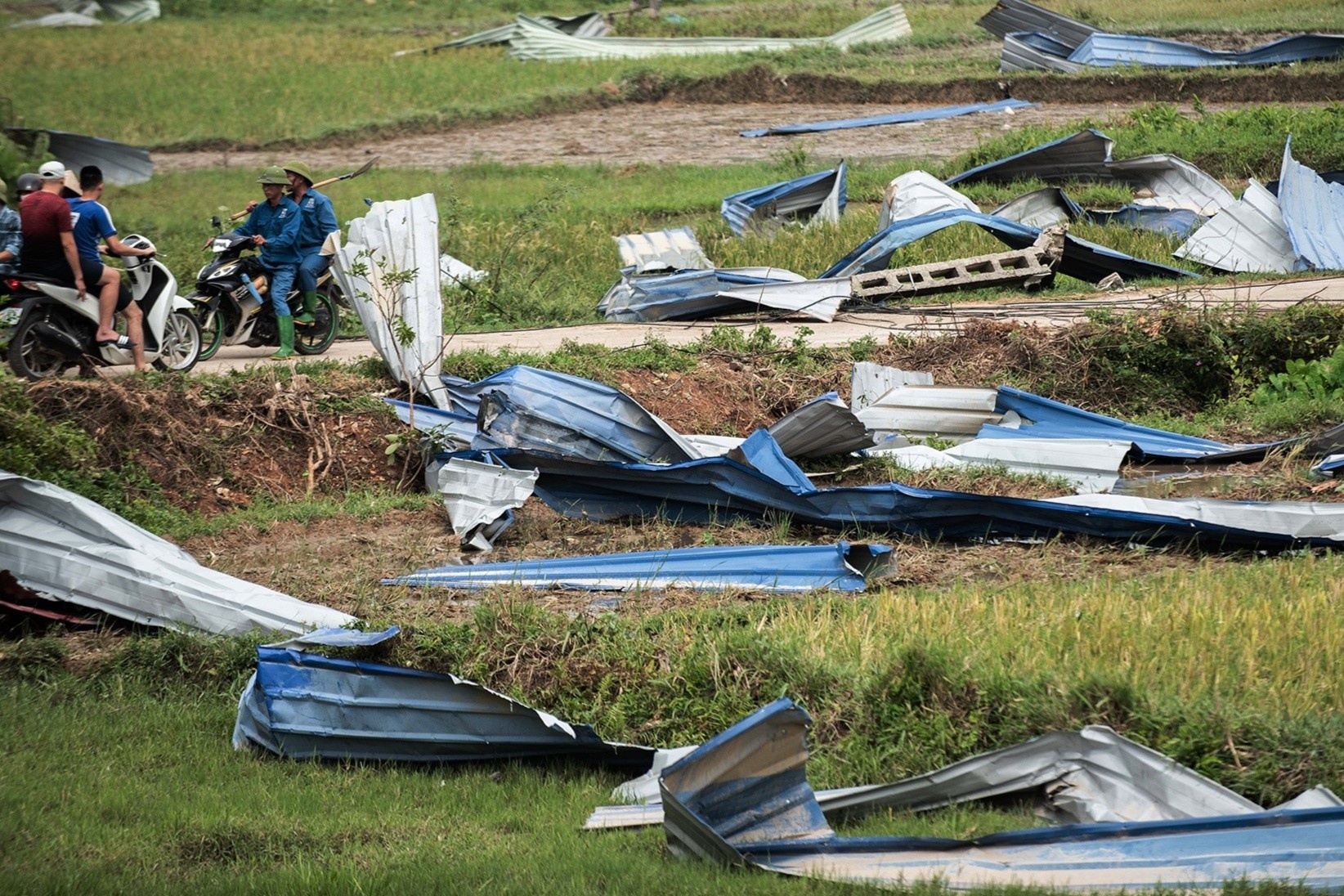 Manh ton vuong vai 2 km quanh xuong go bi loc giat sap hinh anh