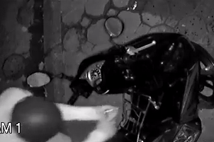 'Dao chich' be khoa xe may trong 30 giay hinh anh