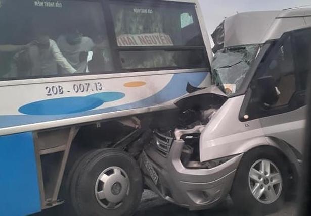 Oto 16 cho bep rum dau khi tong duoi xe khach hinh anh