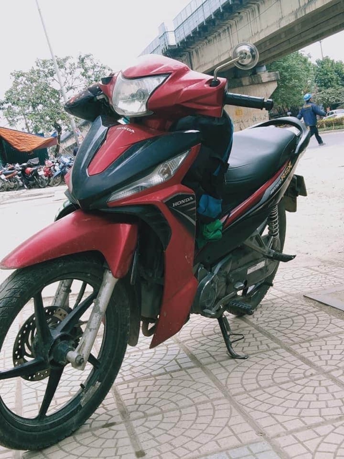 Lai xe GrabBike bi cuop tai san anh 2