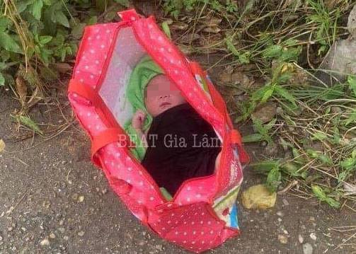 Be trai con nguyen day ron bi bo lai ven duong hinh anh