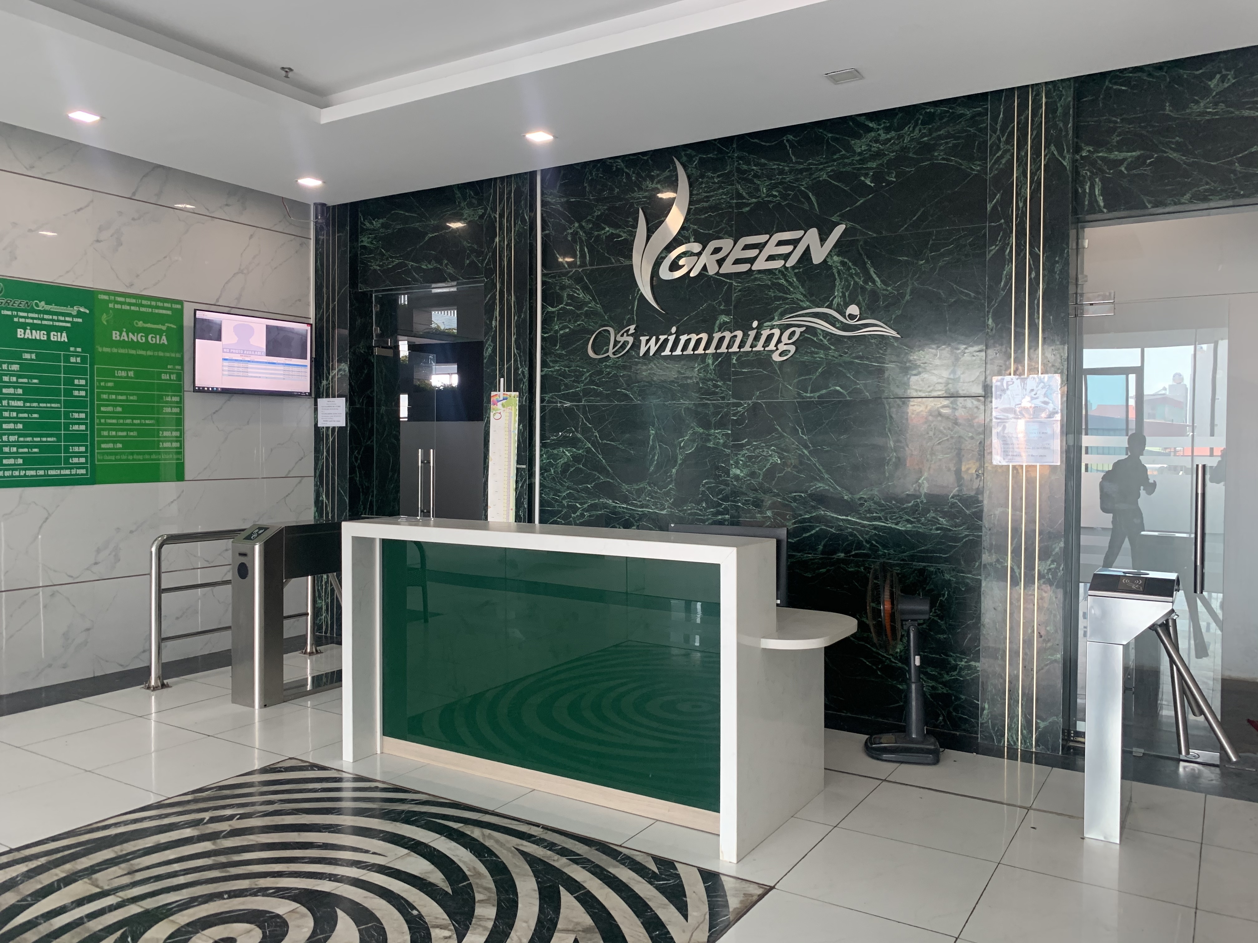 Nu nhan vien be boi bi danh anh 2