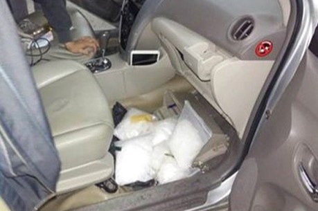 Nhieu boc ma tuy duoc giau trong canh cua oto hinh anh