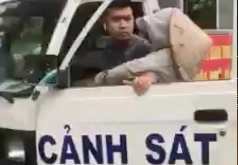 Nam thanh nien mac quan dui di xe bien xanh bat hang rong hinh anh