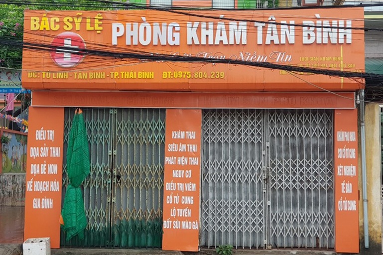 bé trai uống sữa có độc ảnh 1 be trai uong sua co doc anh 1