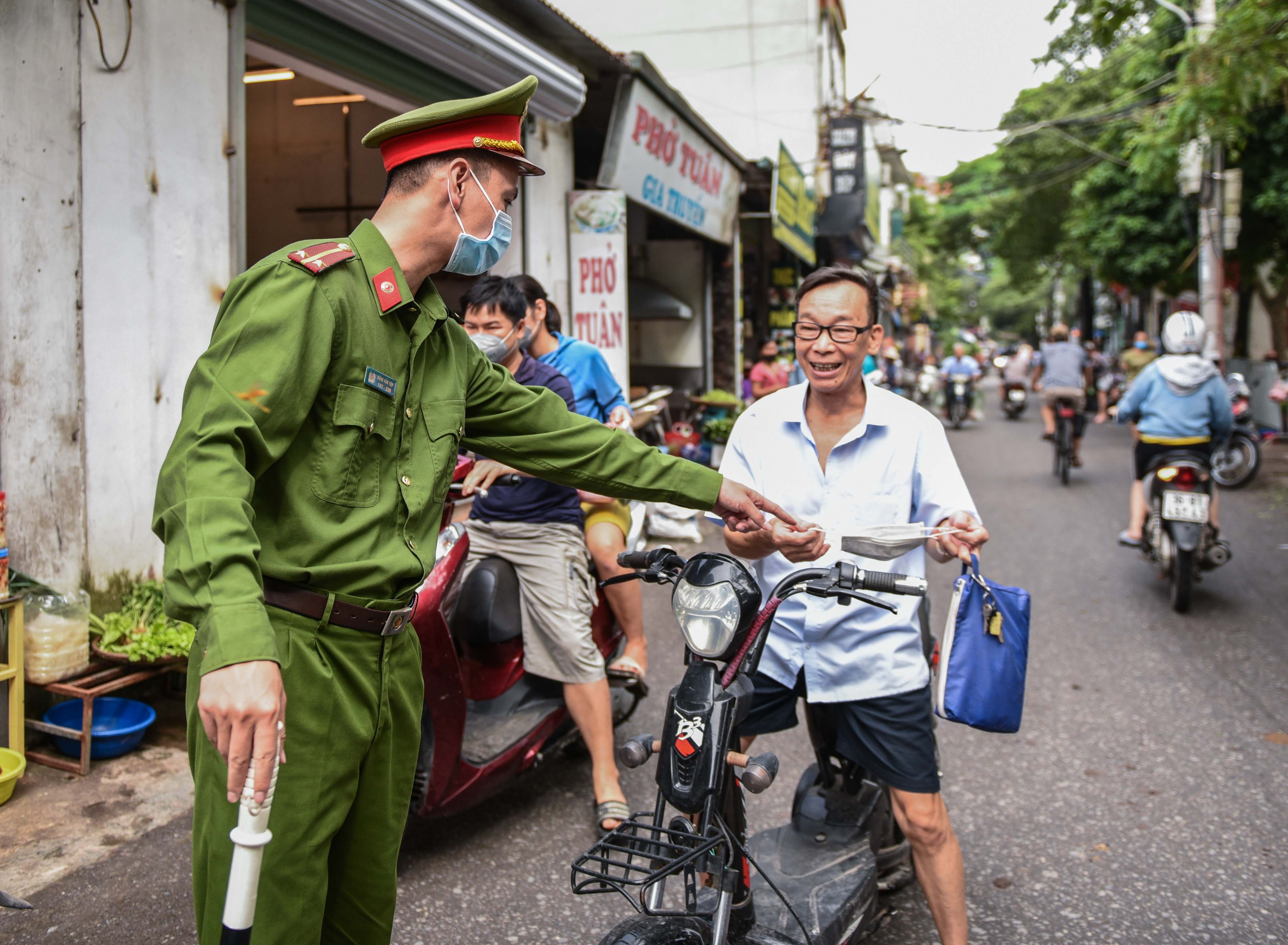 Kiem soat nguoi khong deo khau trang anh 4