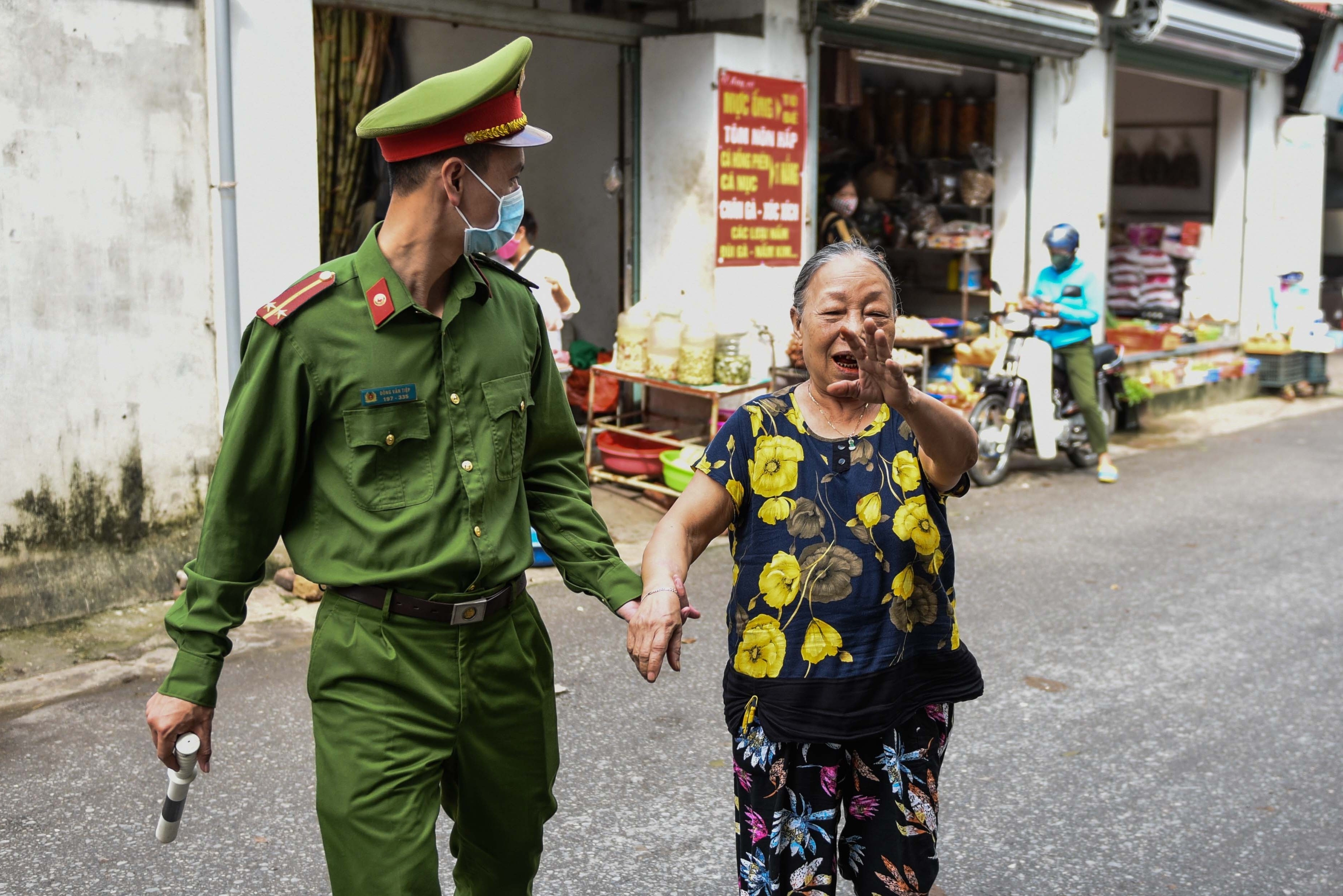 Kiem soat nguoi khong deo khau trang anh 2