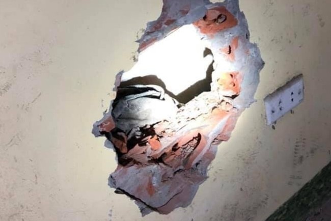 Be trai so sinh bi bo o khe tuong anh 1