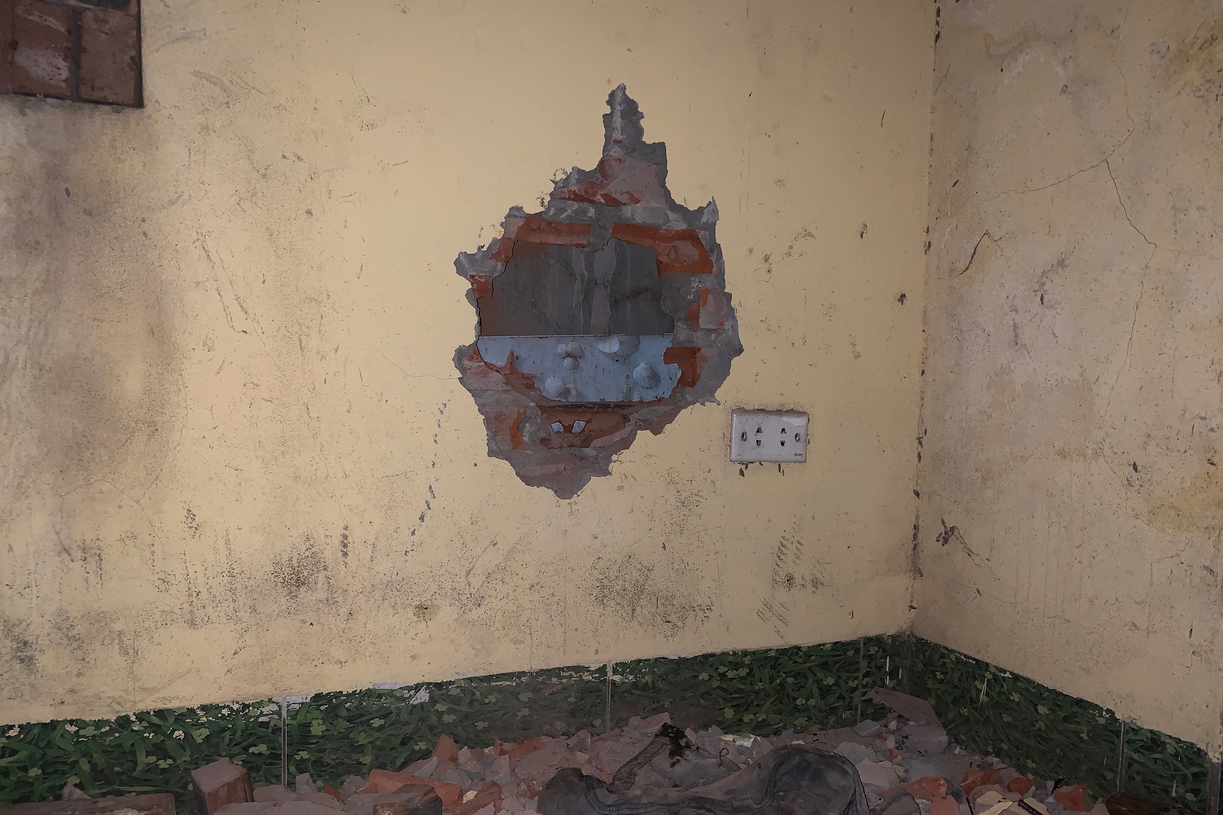 Cong an hay nguoi dan cuu be so sinh anh 1