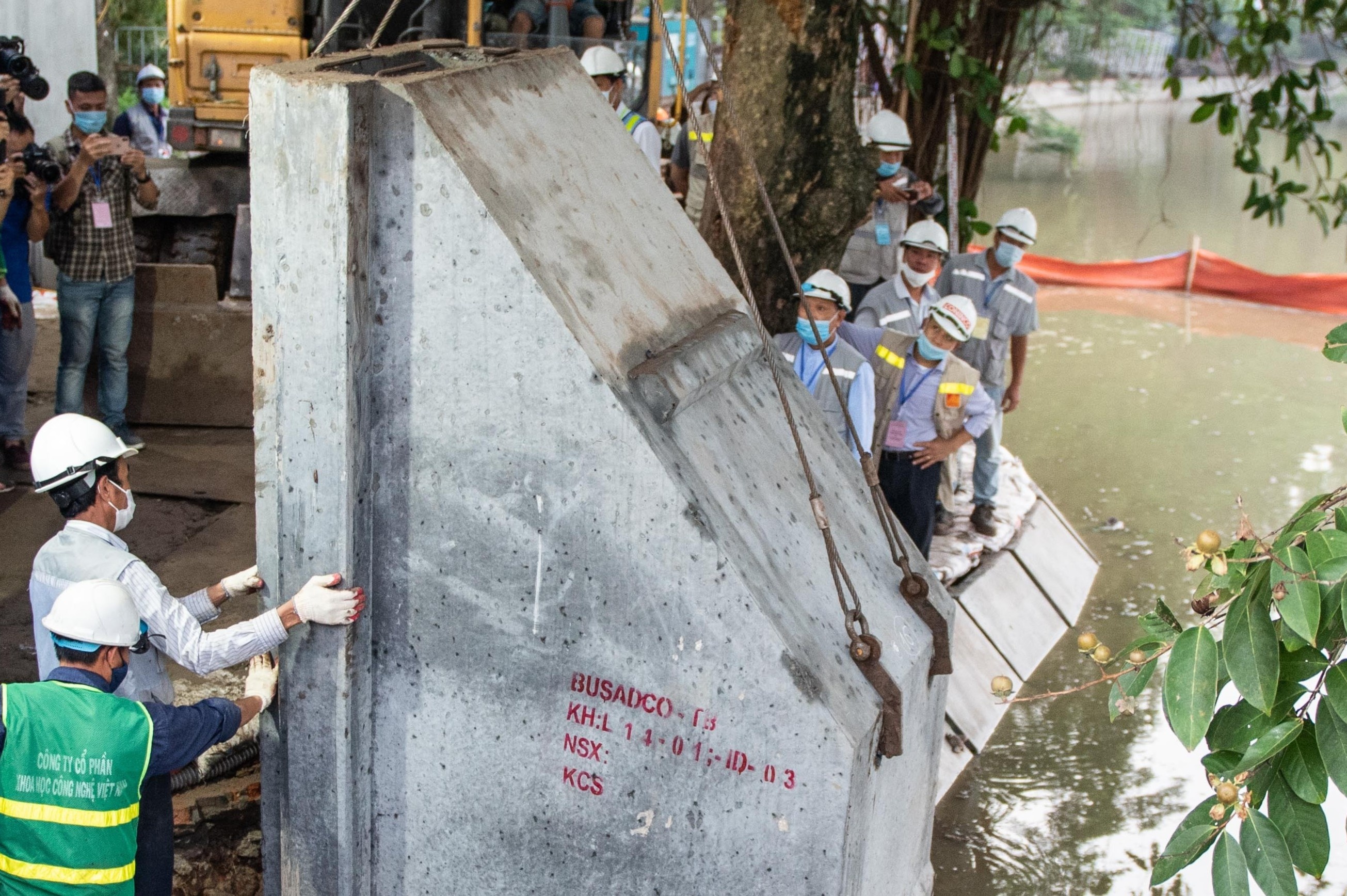 Ho Guom thay doi dien mao voi 1.500 m ke be tong hinh anh