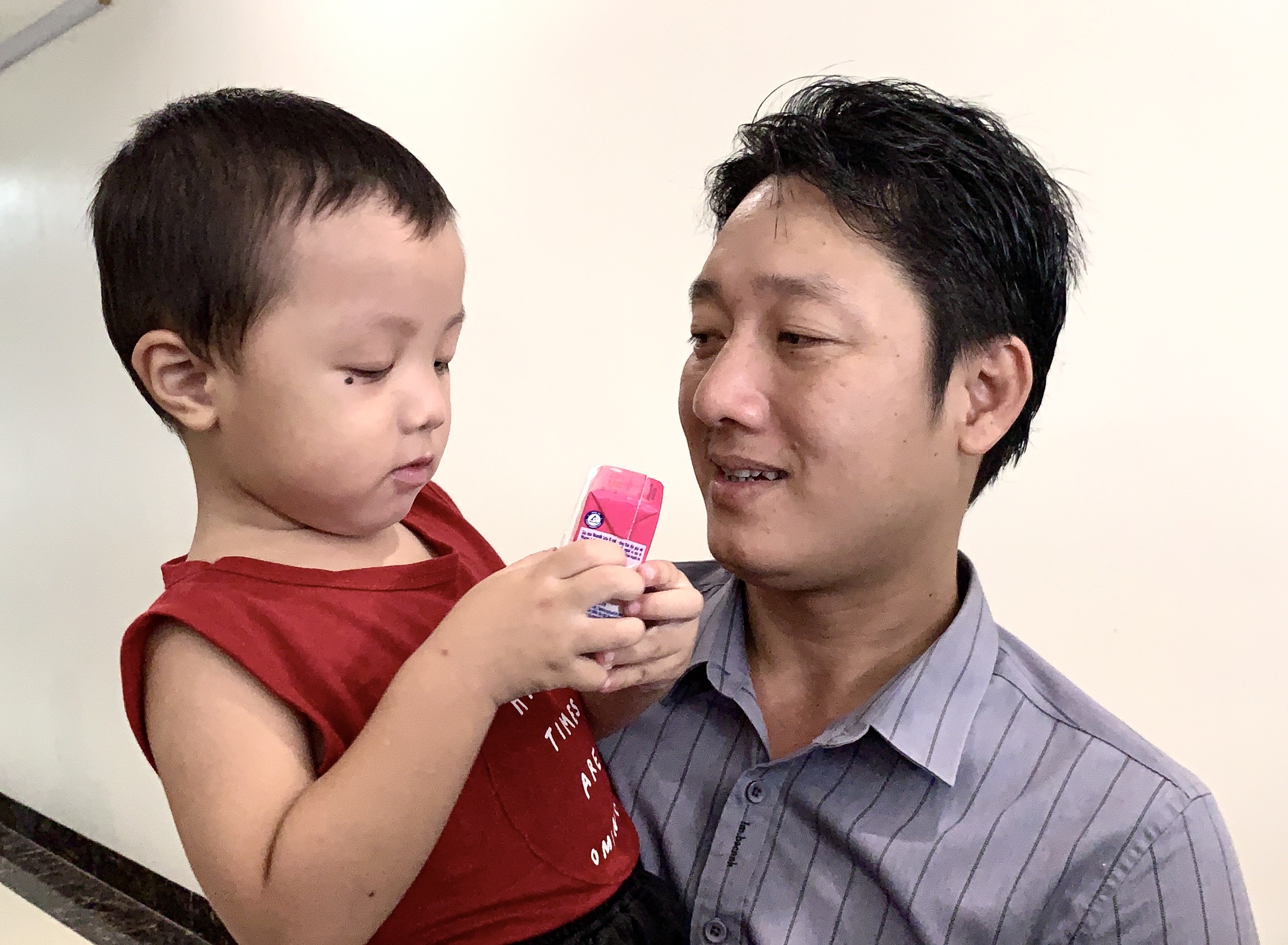 'Toi nhu duoc song lai khi tim thay con trai bi bat coc' hinh anh
