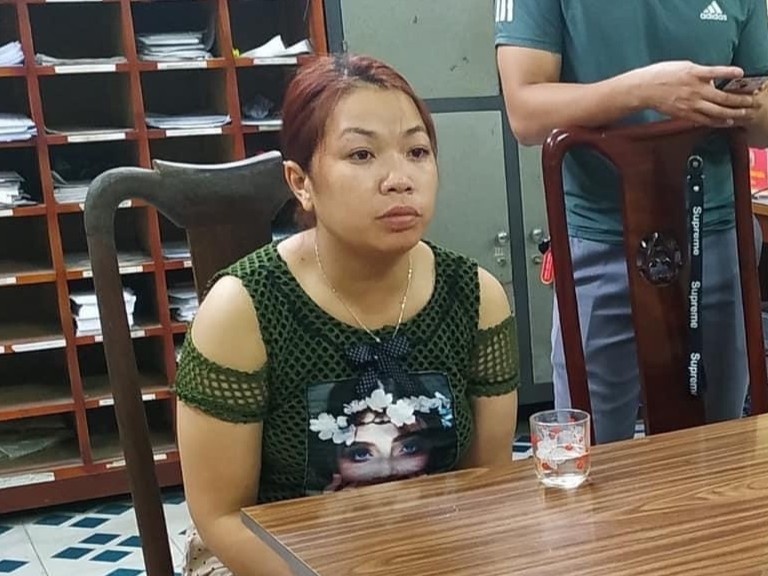 Khoi to vu be trai bi bat coc anh 1