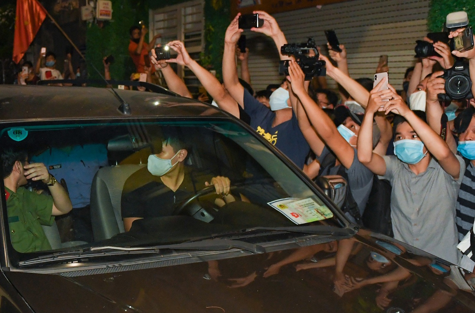 Cong an kham xet nha ong Nguyen Duc Chung hinh anh