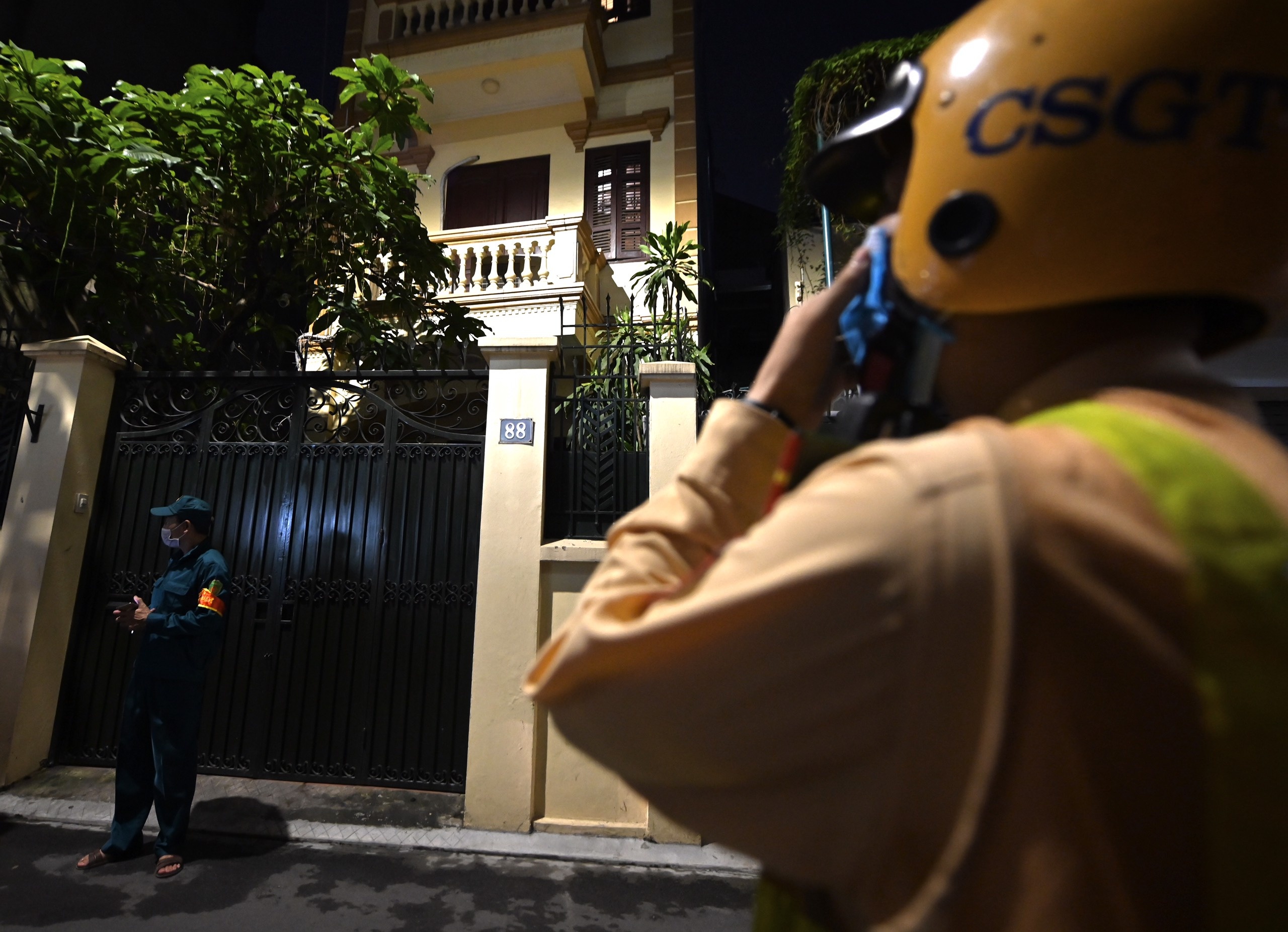 Nguoi dan theo doi cuoc kham xet nha ong Nguyen Duc Chung hinh anh