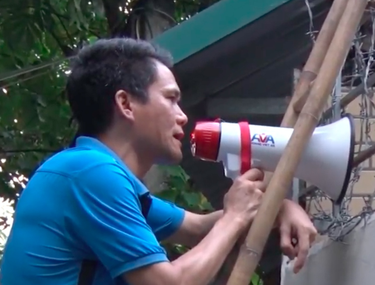 Cong an giai cuu be gai bi bo va nguoi tinh bao hanh hinh anh