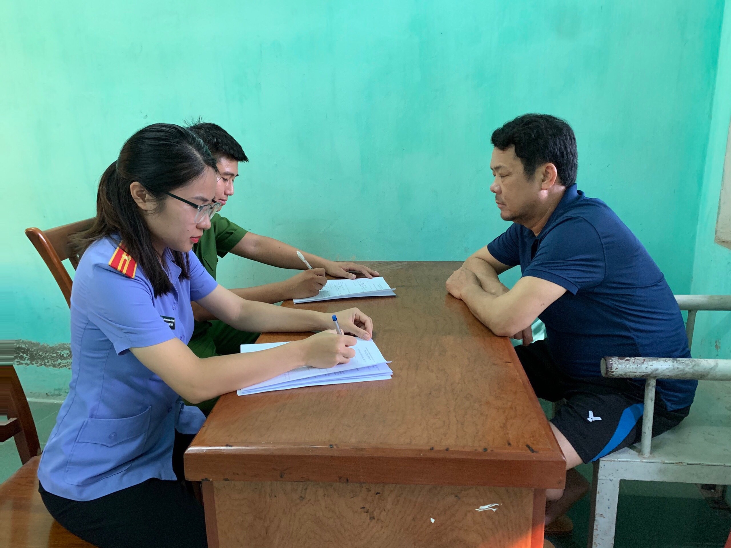 Dùng súng đe dọa lái xe tải ảnh 1 Dung sung de doa lai xe tai anh 1