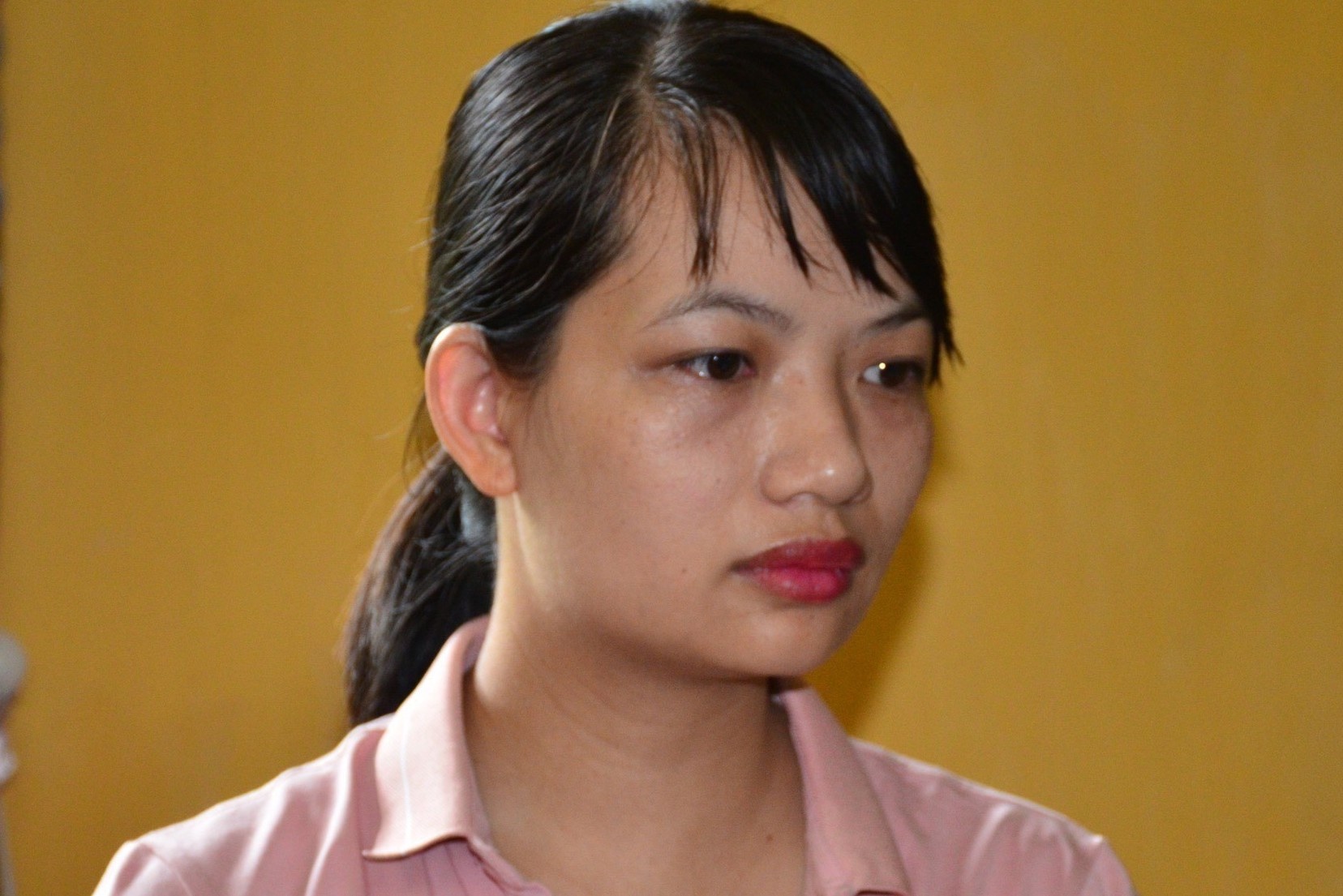 Nu ke toan tham o gan 2 ty hinh anh