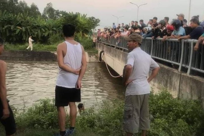 Xe may lao xuong song, 3 ong chau tu nan hinh anh