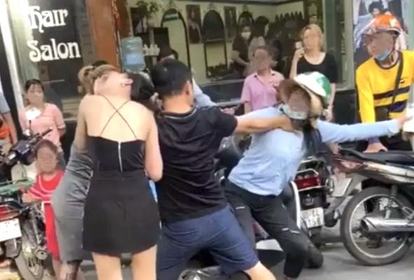 Xu ly the nao voi nhung nguoi trong nghi an danh ghen? hinh anh