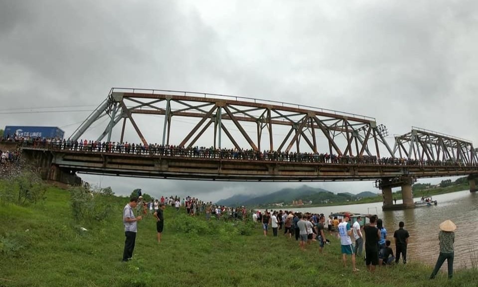 2 nguoi chet duoi duoi song anh 1