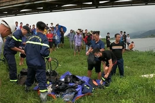 Hai nguoi duoi nuoc o song Luc Nam hinh anh