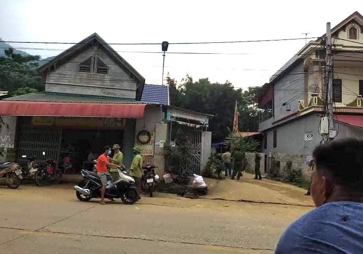 Chết vì bị ném gạch vào đầu ảnh 1 Chet vi bi nem gach vao dau anh 1