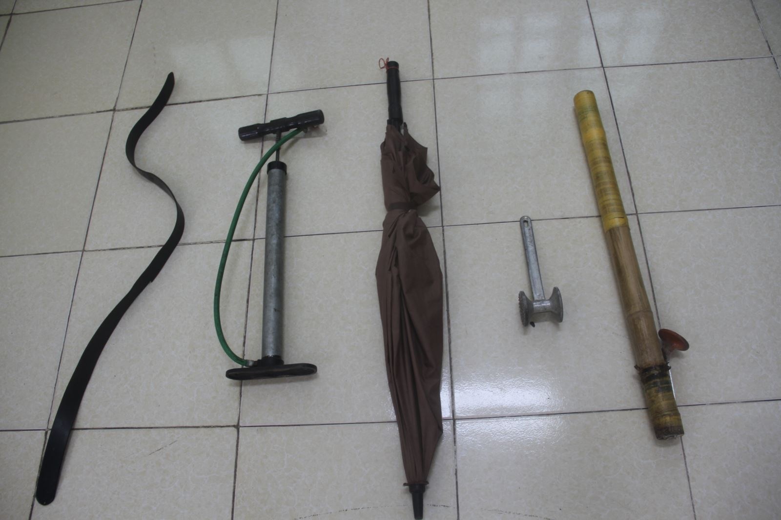 Bố bạo hành con trai ảnh 2 Bo bao hanh con trai anh 2
