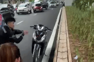 Dựng hiện trường vụ thanh niên đập phá xe máy giữa đường