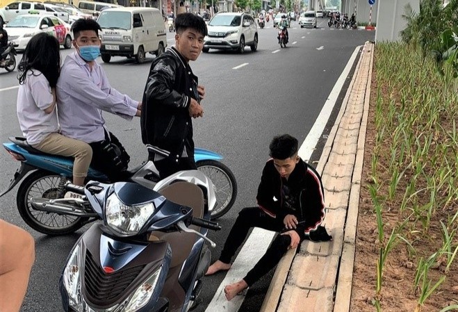 Đập phá xe máy vision trên phố ảnh 1 Dap pha xe may vision tren pho anh 1