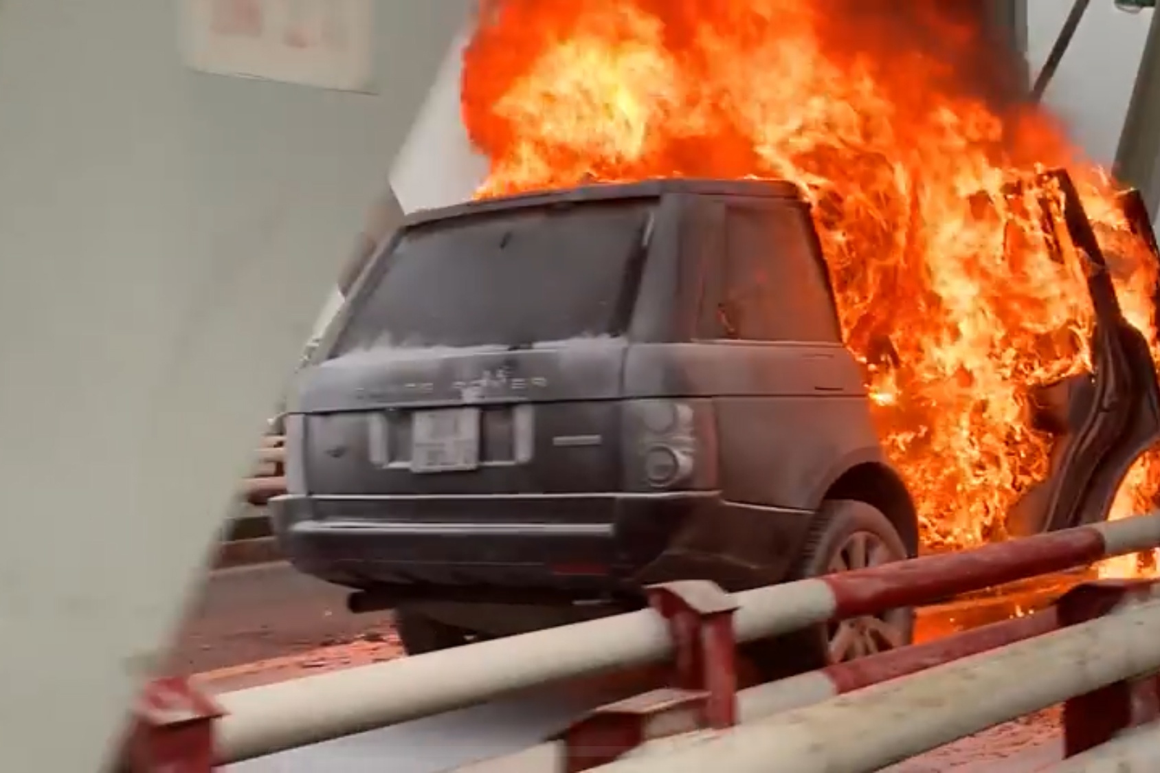 Range Rover boc chay tren cau Chuong Duong hinh anh