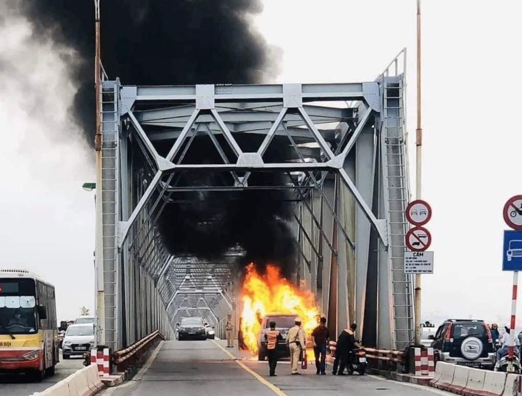 Range Rover chay tren cau anh 1