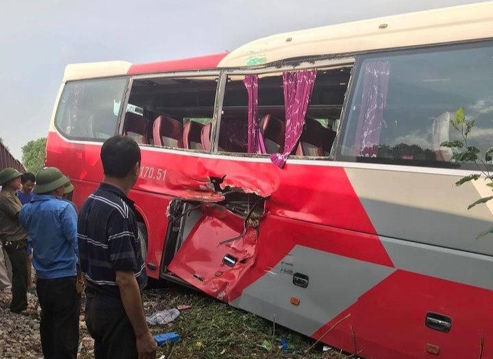 Tau hoa va cham oto cho hon 40 hoc sinh hinh anh