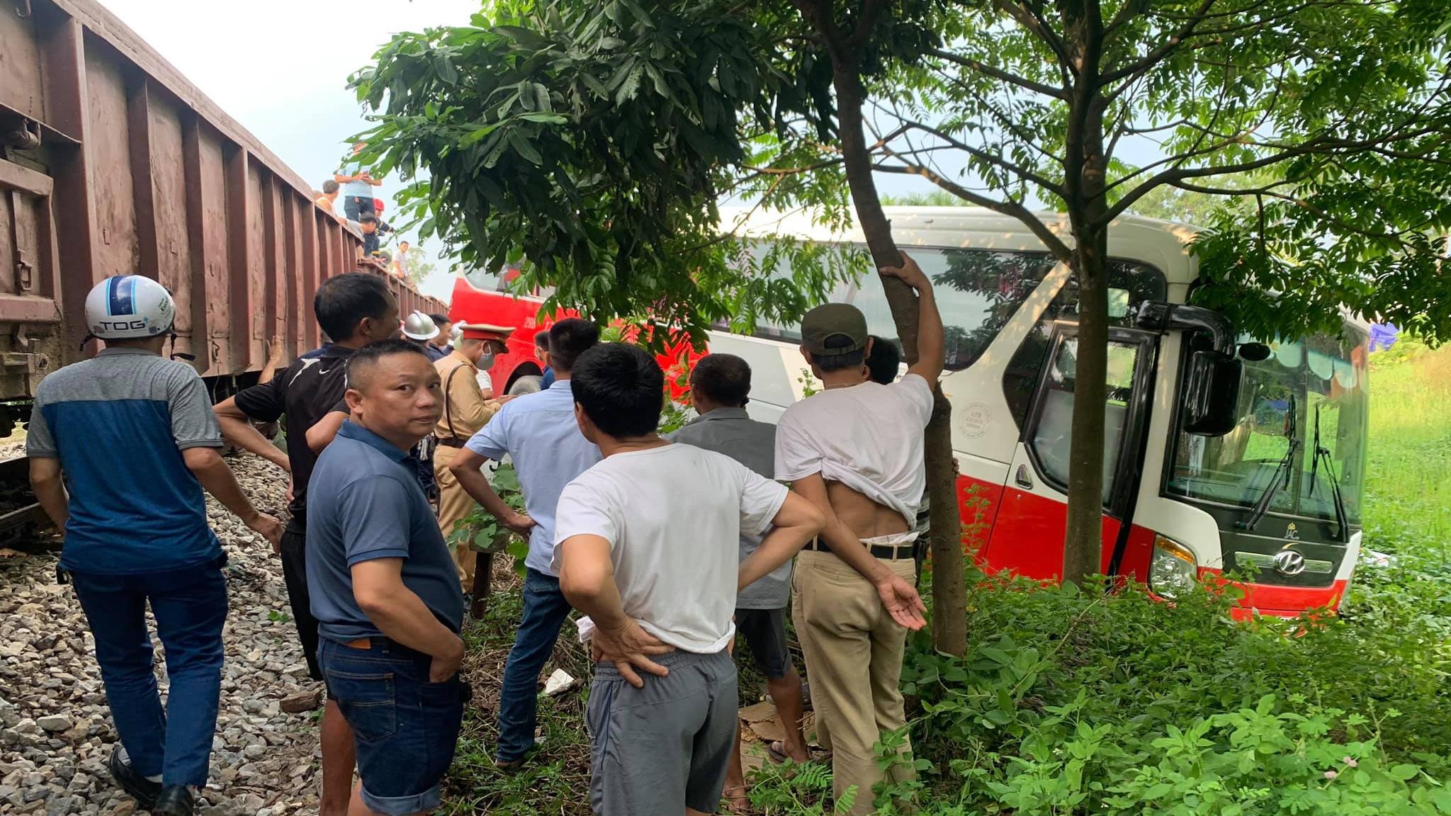 Tau hoa dam xe cho hoc sinh tieu hoc anh 1