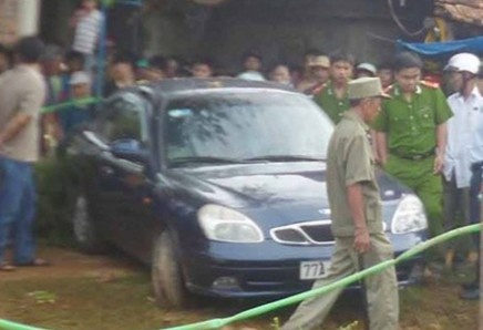 Hai nguoi chet trong oto hinh anh