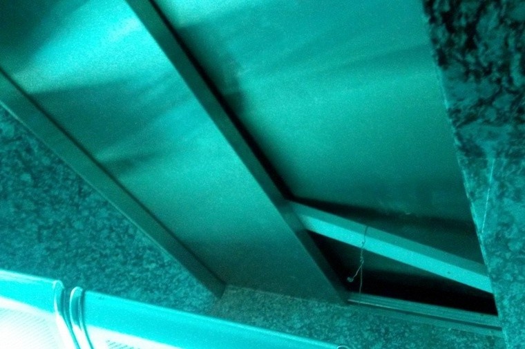 Chu thau bi rong roc thang may that vao co hinh anh