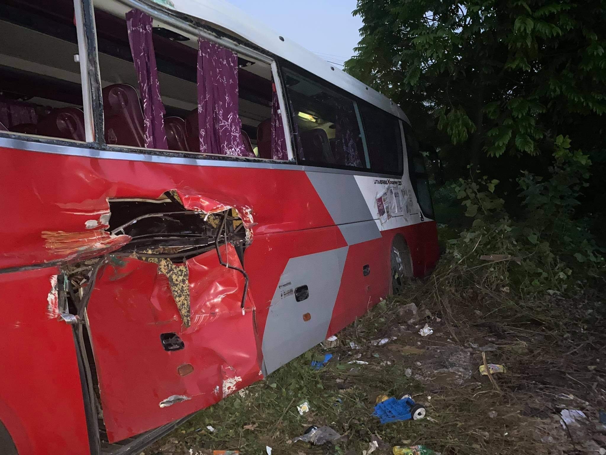 Tai xe oto cho hon 40 hoc sinh co tinh vuot duong ray hinh anh