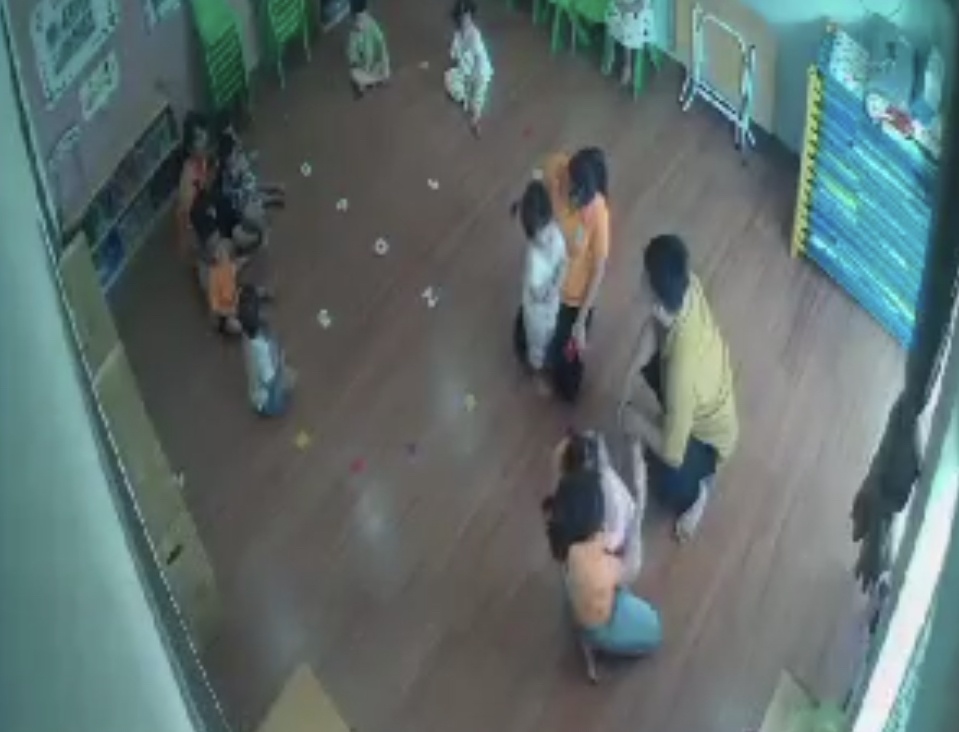 Bé gái 2 tuổi bị bố bạn đánh ảnh 2 Be gai 2 tuoi bi bo ban danh anh 2