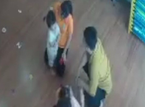 Nguoi dan ong danh be gai 2 tuoi truoc mat co giao hinh anh