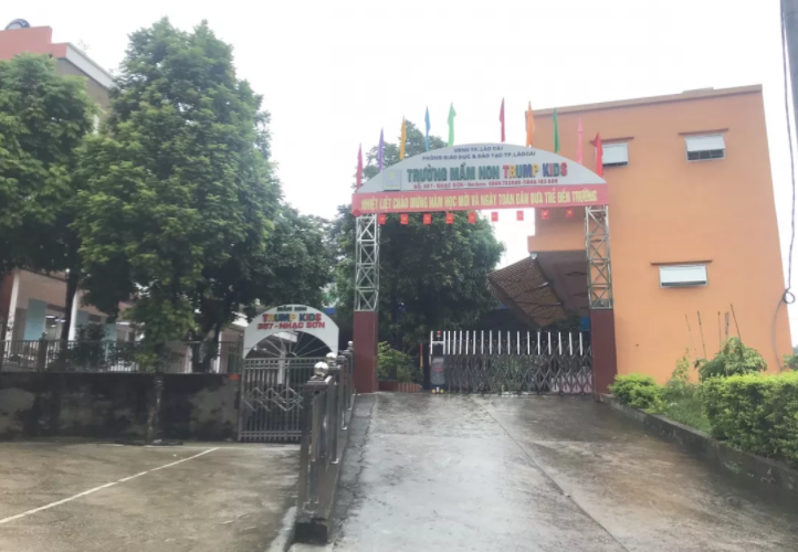 Be gai 2 tuoi bi bo ban danh anh 2