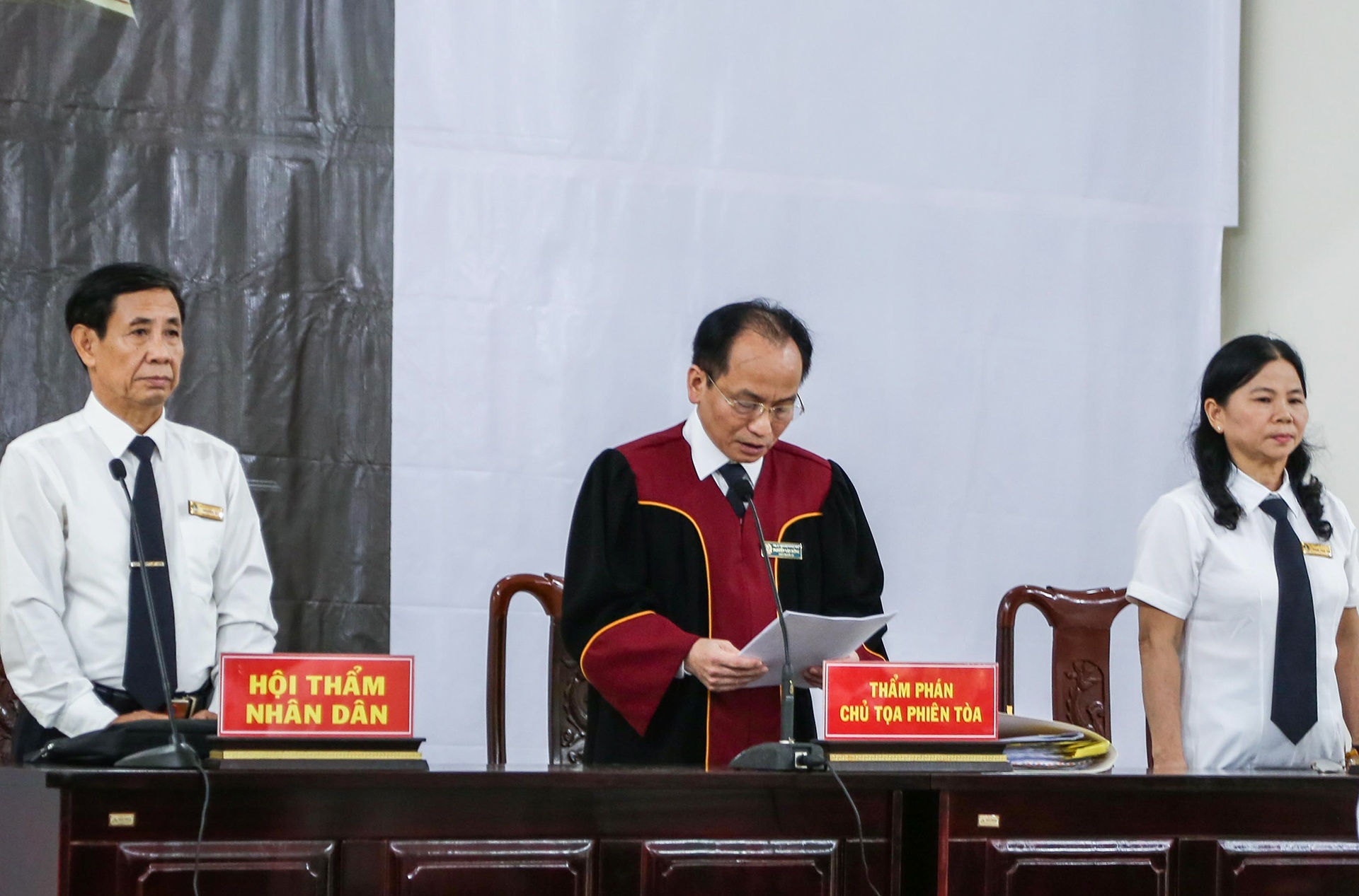 Cô gái bị bắt quỳ ở Bắc Ninh ảnh 2 Co gai bi bat quy o Bac Ninh anh 2