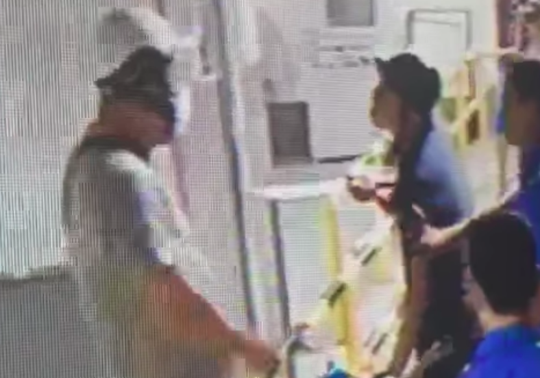 Thanh nien cam dao doa nguoi ngoai quoc hinh anh