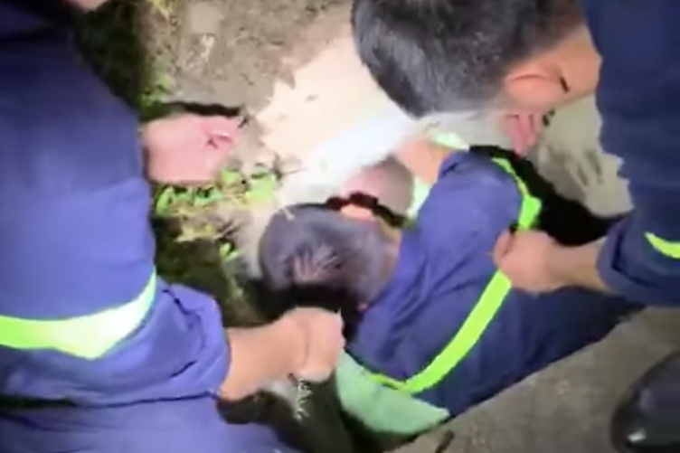 Trich xuat camera, bo me phat hien con trai lot xuong cong hinh anh