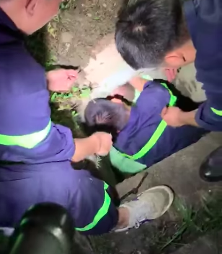 Be 1 tuoi roi xuong cong anh 1